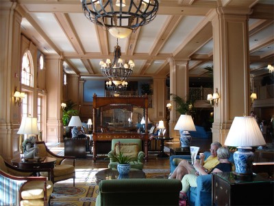 Yacht-Club-lobby